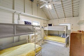 Spacious Lakeside Cottage - 2 Miles to Marblehead!