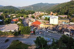 Gatlinburg Condo w/ Smoky Views: Walk to Town!