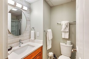 Gatlinburg Condo w/ Smoky Views: Walk to Town!