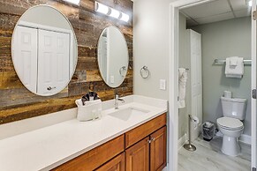 Gatlinburg Condo w/ Smoky Views: Walk to Town!