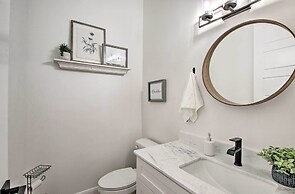 Modern Mountain Escape Near Slopes, Lakes & Trails