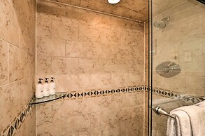 Deck + Spa Access: Modern Breckenridge Condo!