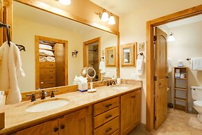 Cozy Ski-in/ski-out Breckenridge Condo: Mtn Views!