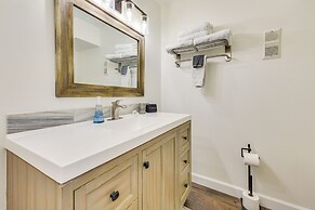 Airy Destin Condo w/ Pool - Walk to Private Beach!