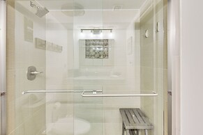 Airy Destin Condo w/ Pool - Walk to Private Beach!