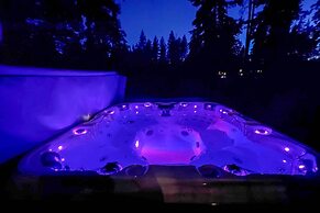 Modern Alpine Home on Prospector Golf Course!