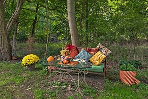 Trolley Apt Upper: Steps to Village Trail & Canal!