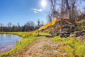 Stoney Creek Cottage: Waterfront Hot Tub, Fire Pit