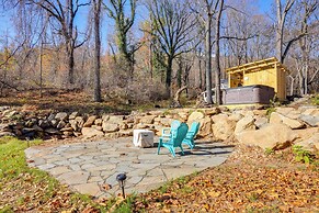 Stoney Creek Cottage: Waterfront Hot Tub, Fire Pit