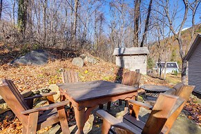 Stoney Creek Cottage: Waterfront Hot Tub, Fire Pit