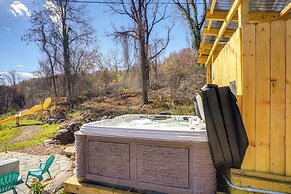 Stoney Creek Cottage: Waterfront Hot Tub, Fire Pit