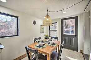 Stoney Creek Cottage: Waterfront Hot Tub, Fire Pit