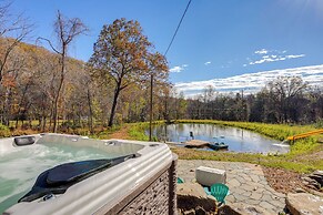Stoney Creek Cottage: Waterfront Hot Tub, Fire Pit