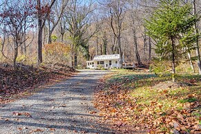 Stoney Creek Cottage: Waterfront Hot Tub, Fire Pit