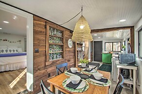 Stoney Creek Cottage: Waterfront Hot Tub, Fire Pit