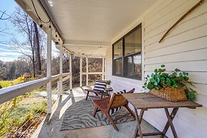 Stoney Creek Cottage: Waterfront Hot Tub, Fire Pit