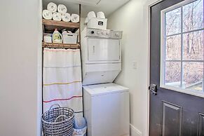 Stoney Creek Cottage: Waterfront Hot Tub, Fire Pit