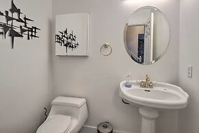 Spacious Kent Home: Great for Large Families!