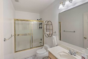 Spacious Kent Home: Great for Large Families!