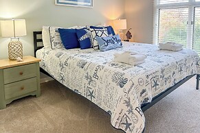 2 Mi to Beach: Hilton Head Condo w/ Pool!