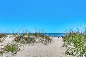 2 Mi to Beach: Hilton Head Condo w/ Pool!