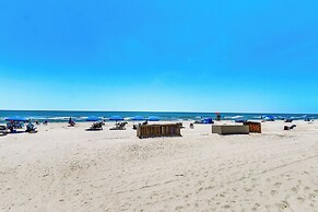 2 Mi to Beach: Hilton Head Condo w/ Pool!