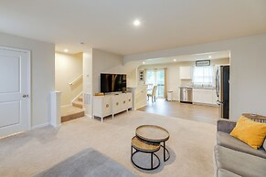 Sunlit Milford Townhome < 2 Mi to Riverwalk!