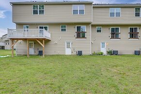 Sunlit Milford Townhome < 2 Mi to Riverwalk!