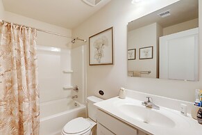 Sunlit Milford Townhome < 2 Mi to Riverwalk!