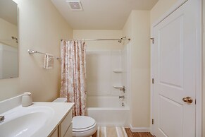 Sunlit Milford Townhome < 2 Mi to Riverwalk!