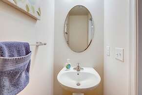 Sunlit Milford Townhome < 2 Mi to Riverwalk!