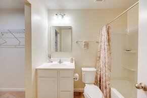 Sunlit Milford Townhome < 2 Mi to Riverwalk!