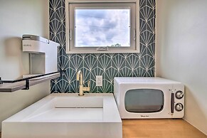 2 Mi to Msu: Chic Tiny Home Retreat!