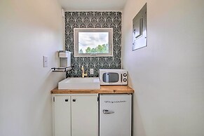 2 Mi to Msu: Chic Tiny Home Retreat!