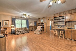 Cozy Charlotte Retreat w/ Yard ~ 5 Mi to Dtwn