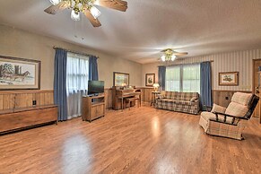 Cozy Charlotte Retreat w/ Yard ~ 5 Mi to Dtwn