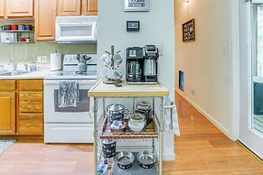 Cabin w/ Deck & Screened-in Porch in New Market!