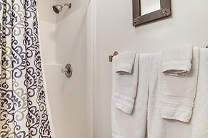 Cabin w/ Deck & Screened-in Porch in New Market!