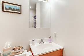 Cabin w/ Deck & Screened-in Porch in New Market!