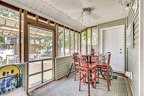 Oak Island Cottage: Minutes to Long Beach!