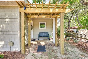 Oak Island Cottage: Minutes to Long Beach!