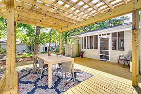 Oak Island Cottage: Minutes to Long Beach!