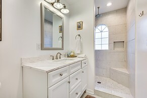 Oak Island Cottage: Minutes to Long Beach!