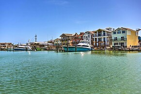 Near Beach & Golfing: Port Aransas Condo w/ Deck