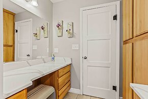 Spacious Family Home w/ Garage Game Room & Office!
