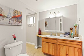 Spacious Family Home w/ Garage Game Room & Office!