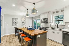 Spacious Family Home w/ Garage Game Room & Office!