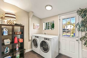 Spacious Family Home w/ Garage Game Room & Office!