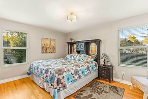 Spacious Family Home w/ Garage Game Room & Office!