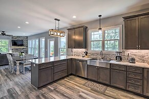 Escape w/ Hot Tub, Mtn Views: 5 Mi to Urban Trail